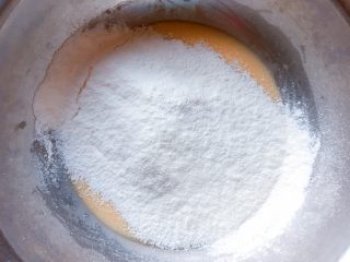 花生燕麦饼干,筛入泡打粉和低筋面粉。