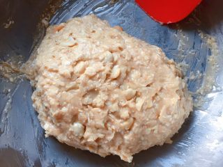 花生燕麦饼干,用硅胶刮刀翻拌均匀成花生燕麦团。