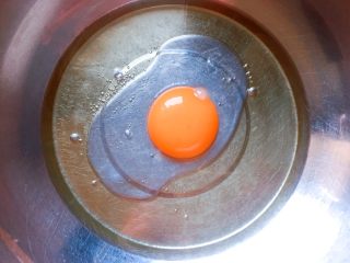 花生燕麦饼干,将玉米油倒入干净大盆中，加入鸡蛋液。