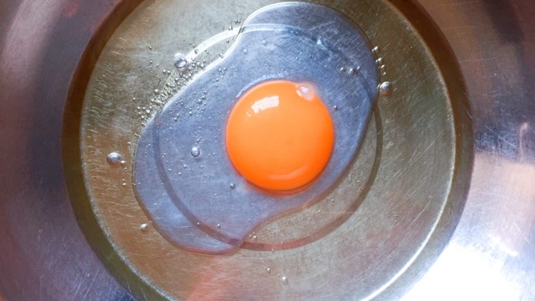 花生燕麦饼干,将<a style='color:red;display:inline-block;' href='/shicai/ 140122'>玉米油</a>倒入干净大盆中，加入<a style='color:red;display:inline-block;' href='/shicai/ 9'>鸡蛋</a>液。