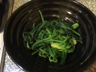 乡味～重庆小吃红油抄手,菠菜放入碗中。