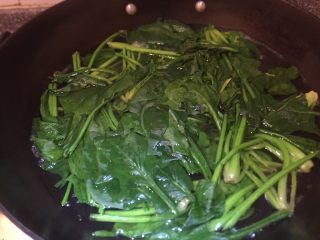 乡味～重庆小吃红油抄手,这会儿烧开水烫菠菜了。当然菠菜要提前洗净的。