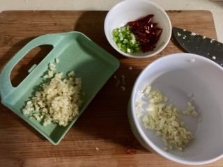 简单方便又美味➕蒜蓉粉丝娃娃菜,准备配料：蒜剥皮清洗切蒜末，分两份，一份放在小碗中，小葱清洗切末。