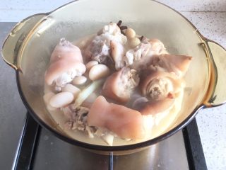 四川+老妈蹄花,汤汁这个时候已经成奶白色，关火