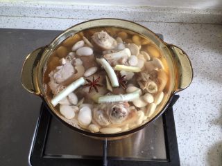 四川+老妈蹄花,重新换水烧一锅热水，把煮过猪蹄的水倒掉，加入大葱段、八角、姜片、泡发好的白芸豆，先大火煮开