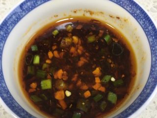 四川+老妈蹄花,可以做一个蘸料，油辣椒、花生碎、生抽、葱花、香醋、盐，搅拌均匀，加入一点炖猪蹄的汤汁