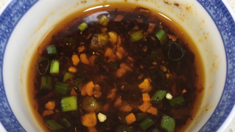 四川+老妈蹄花,可以做一个蘸料，油辣椒、花生碎、生抽、葱花、香醋、盐，搅拌均匀，加入一点炖猪蹄的汤汁