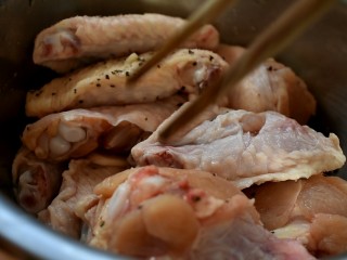 三汁焖锅,用筷子搅拌均匀后，腌制一小时