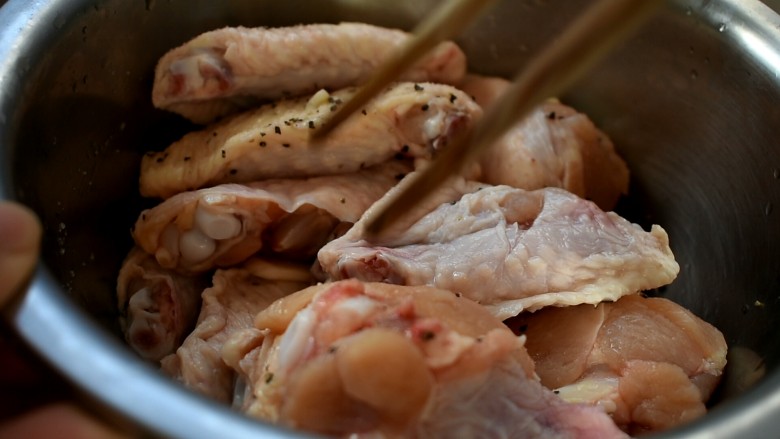 三汁焖锅,用筷子搅拌均匀后，腌制一小时