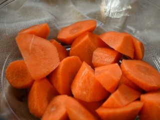 三汁焖锅,将胡萝卜去皮，切滚刀块