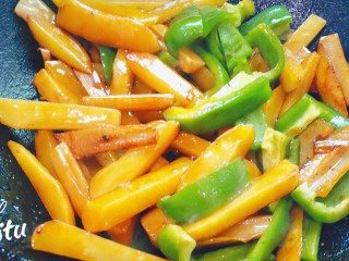 北京+蔬菜一锅出,加入青椒条和芹菜