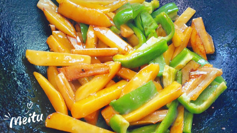 北京+蔬菜一锅出,加入青椒条和芹菜