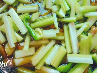 北京+蔬菜一锅出,加入蘑菇鲜和水一次放够，在放水就影响口感