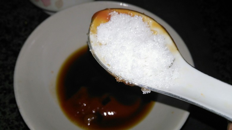 家常糖醋里脊,糖2勺，加入适量水搅拌均匀即可
糖醋汁的配料可以根据个人口味调节
喜欢偏酸甜的可以增加糖和醋的量