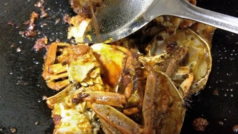 吮指香辣蟹,加入螃蟹继续翻炒使其都裹上豆瓣酱