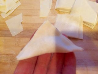 乡味～重庆小吃红油抄手,折合一个三角形。