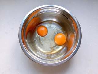 童年-水蒸蛋,鸡蛋打入碗中，加入盐和料酒