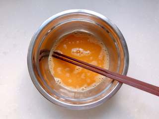 童年-水蒸蛋,用筷子向一个方向打散