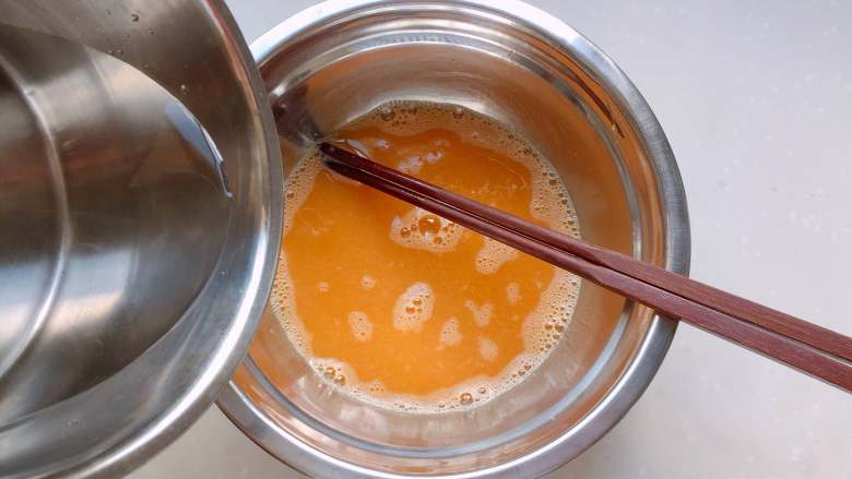 童年-水蒸蛋,缓缓加入鸡蛋量1.5倍的温水（热一点的温水），边加水边向一个方向搅拌