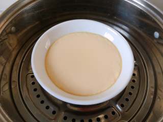 童年-水蒸蛋,蒸好的蛋小心取走盖在上面的盘子，不要让水滴到蒸蛋上