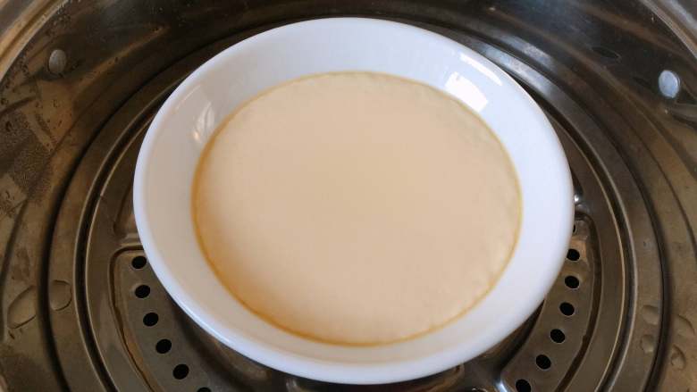 童年-水蒸蛋,蒸好的蛋小心取走盖在上面的盘子，不要让水滴到蒸蛋上