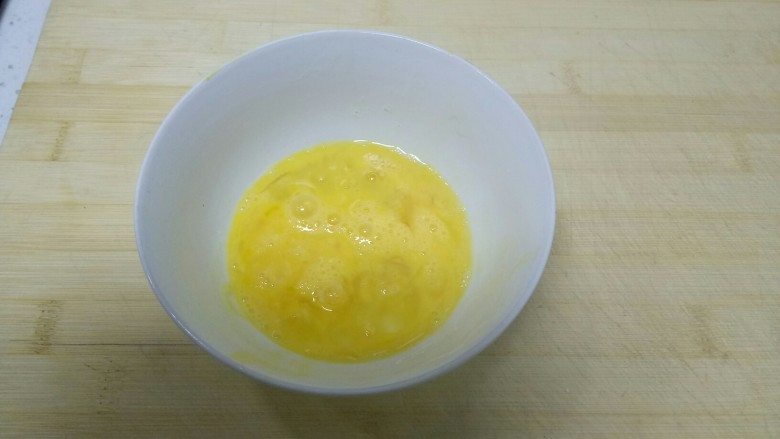 苹果鸡蛋疙瘩汤+韭菜馍,鸡蛋打散。