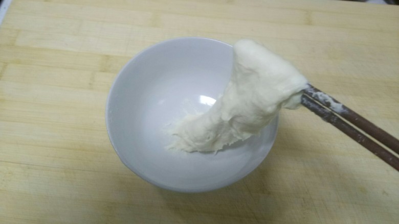 苹果鸡蛋疙瘩汤+韭菜馍,面粉中加入适量水活成能用筷子挑起的面团，加入适量水泡着。