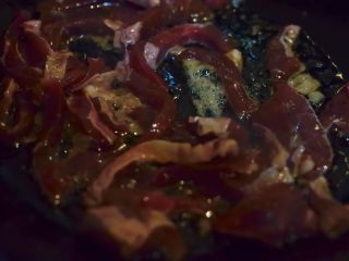 超快手香菜炒牛肉,下入牛肉丝煸炒。注意腌肉的汤汁不要倒进去。