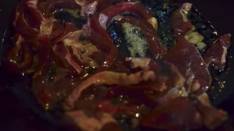 超快手香菜炒牛肉,下入牛肉丝煸炒。注意腌肉的汤汁不要倒进去。
