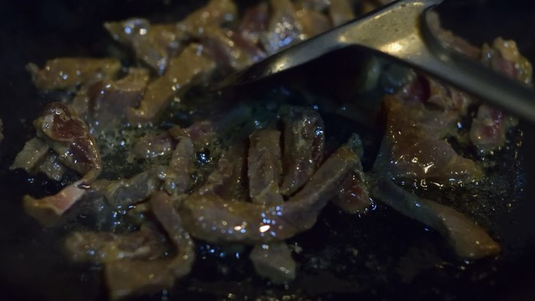 超快手香菜炒牛肉,牛肉炒至变色，一分钟就差不多了。