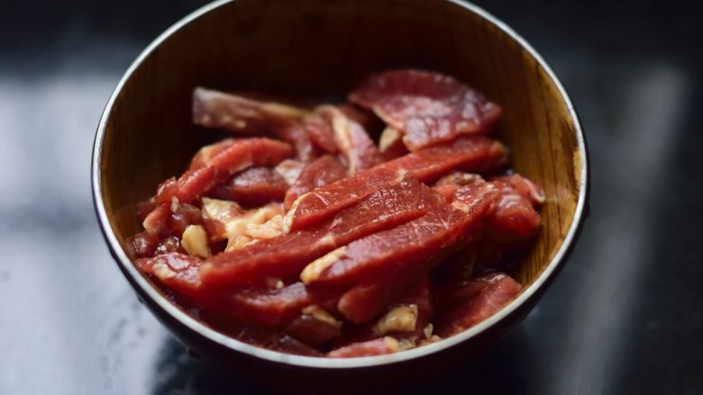 超快手香菜炒牛肉,揉匀，盖好保鲜膜，放入冰箱冷藏三小时以上，能过夜最好。