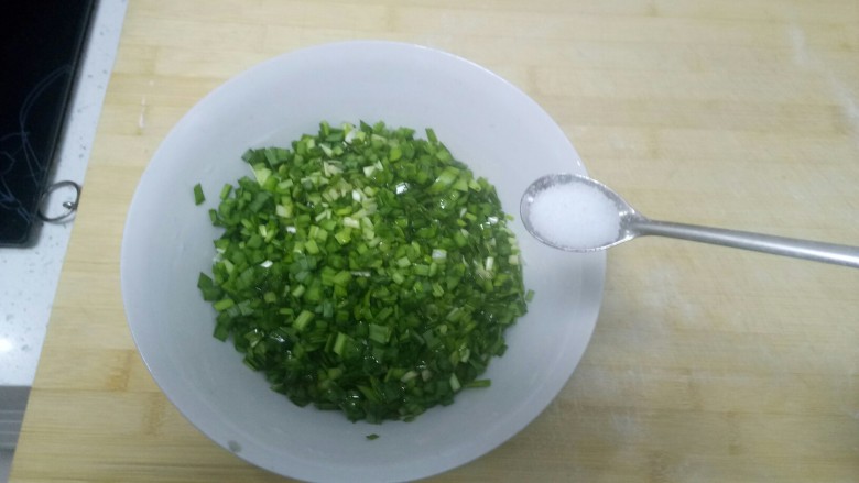 苹果鸡蛋疙瘩汤+韭菜馍,韭菜加入适量盐搅拌均匀。