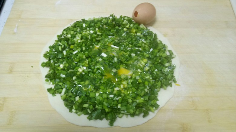 苹果鸡蛋疙瘩汤+韭菜馍,鸡蛋顶部刻一个小孔，把鸡蛋均匀的撒在韭菜上。