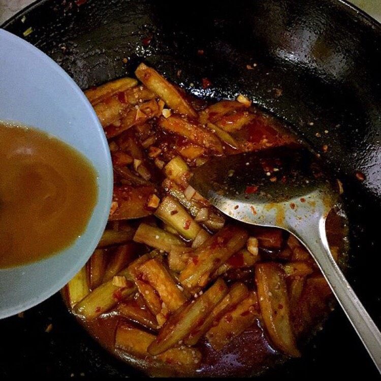 家庭少油版 鱼香茄子,搅匀碗汁，倒入锅中翻炒