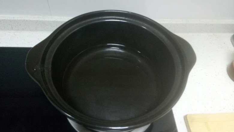 苹果鸡蛋疙瘩汤+韭菜馍,砂锅中放入适量水，水开后倒入碗里的水。