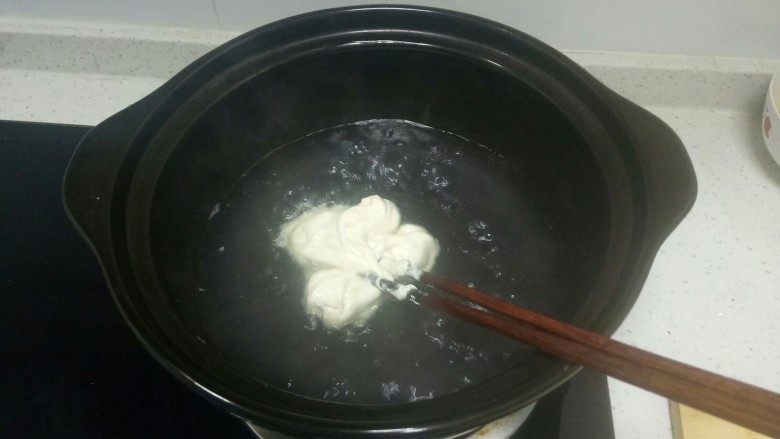 苹果鸡蛋疙瘩汤+韭菜馍,水再煮开后，倒入面团顺时针留着锅底不停的搅拌。