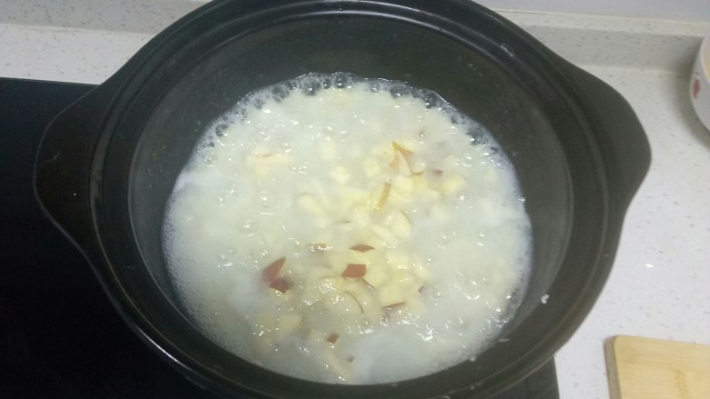 苹果鸡蛋疙瘩汤+韭菜馍,疙瘩汤煮8分钟后，加入切碎的苹果粒。