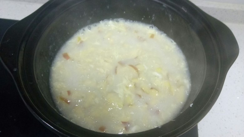苹果鸡蛋疙瘩汤+韭菜馍,煮开后加入打散的鸡蛋。