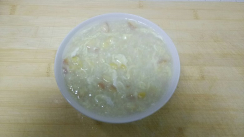 苹果鸡蛋疙瘩汤+韭菜馍,盛入碗中。