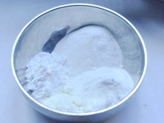 彩色冰皮月饼,先把准备好的粉类材料，放入干净的盆内
