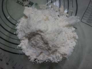 奇亚籽藜麦玛格丽特小饼,在碗中加入35g糖粉，将糖粉与椰子油充分融合