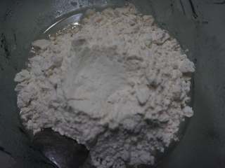 奇亚籽藜麦玛格丽特小饼,然后筛入过筛后的120g低筋面粉和1g盐