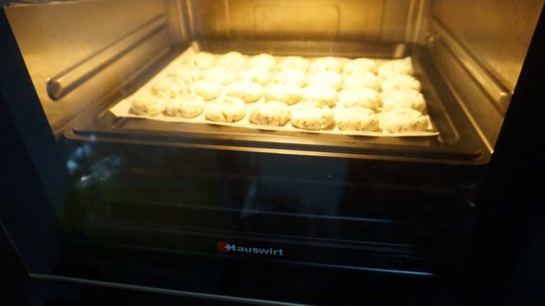 奇亚籽藜麦玛格丽特小饼,将烤箱预热上下火180°C，中层烤至15分钟即可