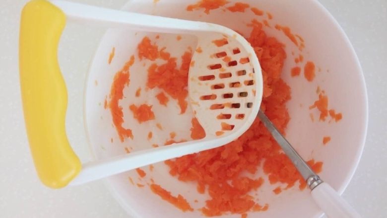 宝宝辅食-胡萝卜虾泥水饺
11M
,胡萝卜压碎成泥，可以稍微保持颗粒感，锻炼宝宝咀嚼能力。
