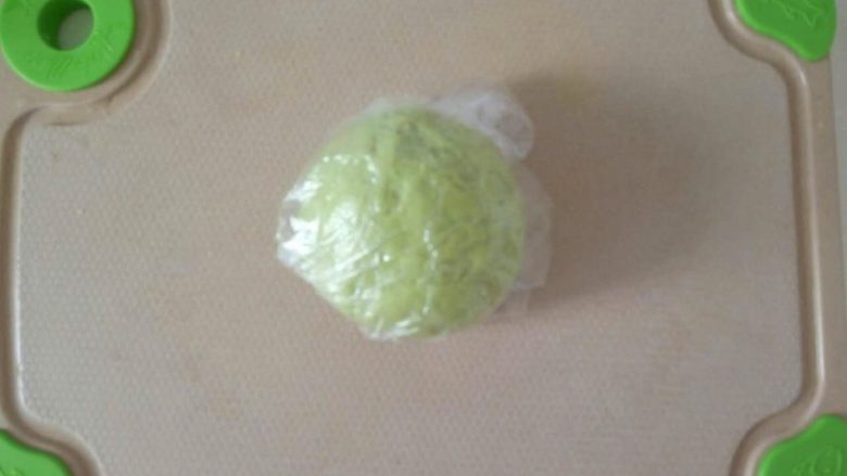 宝宝辅食-胡萝卜虾泥水饺
11M
,将面絮揉成光滑的面团，用保鲜膜包住醒面半小时。