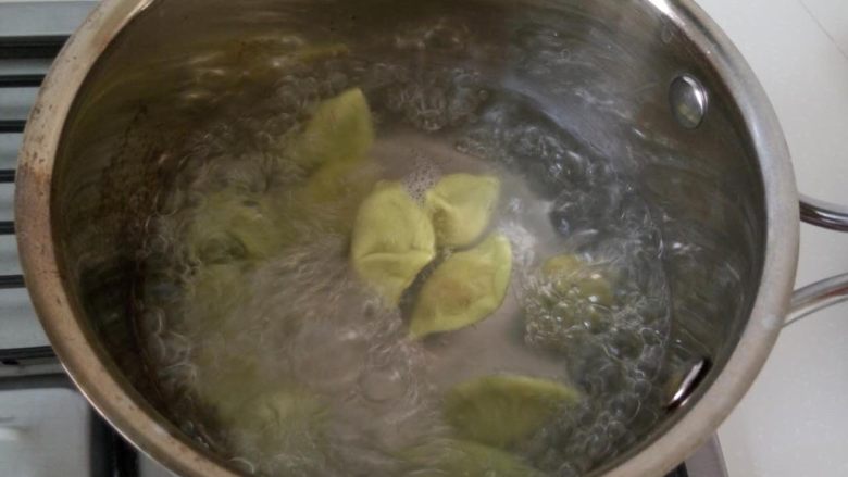 宝宝辅食-胡萝卜虾泥水饺
11M
,开水下锅，放入饺子，顺一个方向搅。