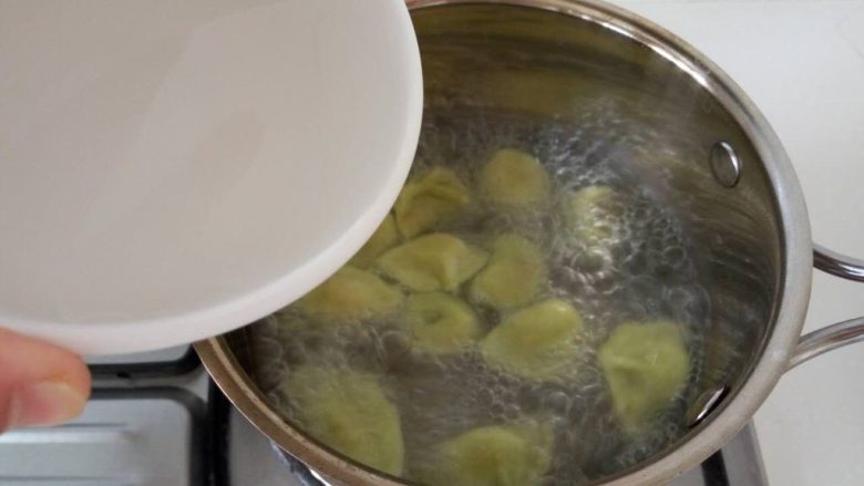 宝宝辅食-胡萝卜虾泥水饺
11M
,煮至饺子浮起来，加入一小碗清水继续煮。