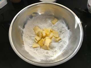 芥末果酱饺子派,黄油切成小块后加入。