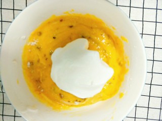 胡萝卜坚果戚风蛋糕,打发好的蛋白分次加入调好的蛋黄糊里，搅拌的时候注意消泡