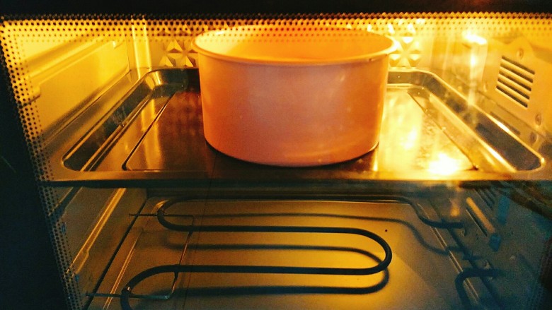 胡萝卜坚果戚风蛋糕,烤箱中层戚风蛋糕模式150度上下火预热以后30分钟(我的烤箱温度偏高，烤的时候要注意自己家的烤箱温度)